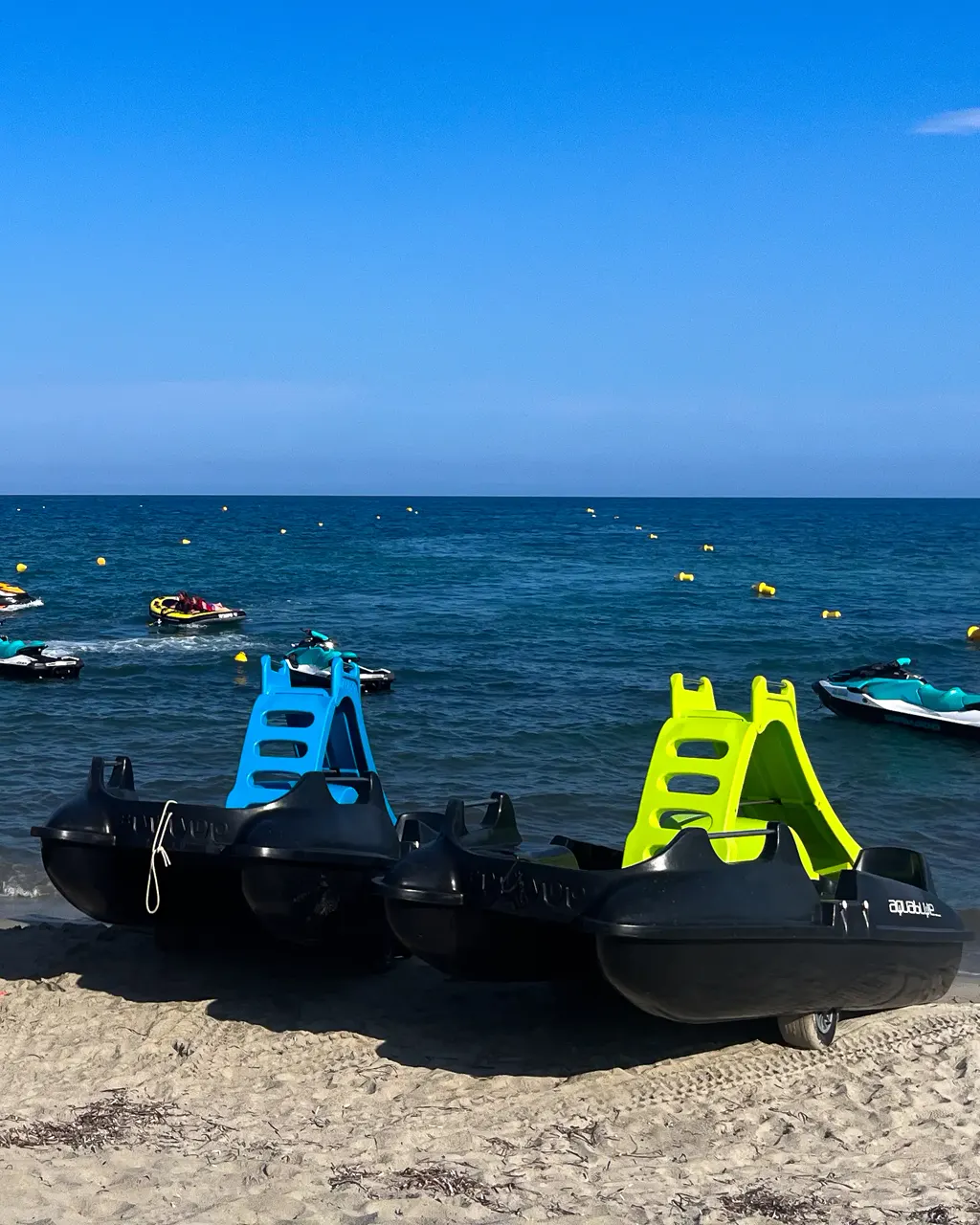 Tretboote am Strand von Ghisonaccia